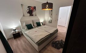Moderne Ferienwohnung Green Forest mit Infrarotsauna, Balkon und Stellplatz